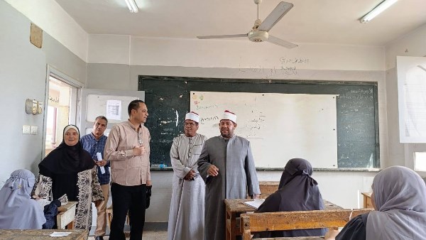 رئيس منطقة أسوان يتفقد امتحانات الشهادة الثانوية الأزهرية بلجنة الفتيات ..صور