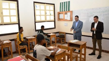 محافظ أسوان يتفقد لجان امتحانات الشهادة الإعدادية .. شاهد