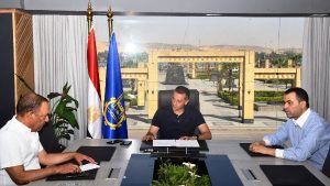 في اجتماع موسع.. محافظ أسوان يتابع تحسين الخدمات بقرى العون الغذائي