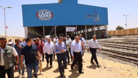 أخبار أسوان: وزيرالنقل يتفقد ورشة السد العالى الجديدة وكوبرى دراو.. ووزير الكهرباء يتفقد مشروع الطاقة الشمسية.. وضوابط لعمل مركبات التوك توك