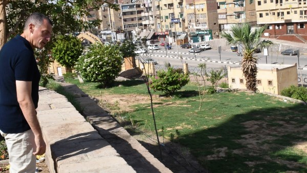 محافظ أسوان يتفقد أعمال تطوير مسجد الطابية والمنطقة المحيطة به