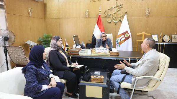 أخبار الوادي الجديد| المحافظ تبحث إنشاء مجمع صناعات غذائية ومدرسة تكنولوجية.. وتلتقي وفد شركة طيران الخدمات البترولية