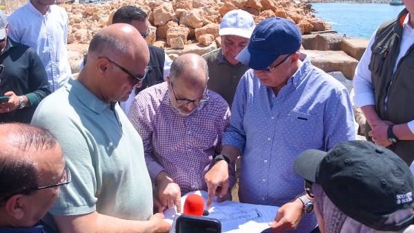 محافظ الإسكندرية يؤكد على أهمية الاستمتاع بالبحر دون حجب للرؤية