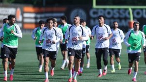 منتخب مصر يحتفل بعيد ميلاد المهدي سليمان