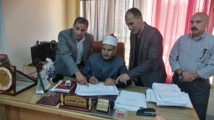 رئيس منطقة الإسماعيلية الأزهرية يتسلم نتائج الشهادتين الابتدائية والإعدادية تمهيدًا لتسليمها ورقيًّا للمعاهد