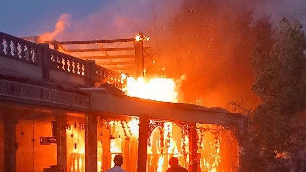 محافظ بورسعيد يتابع جهود السيطرة على حريق إحدى كافتيريات الشاطئ ويشيد بجهود رجال الحماية المدنية