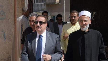 في أول أيام امتحانات الثانوية الأزهرية للقسم الأدبي محافظ بورسعيد يتابع سير اللجان