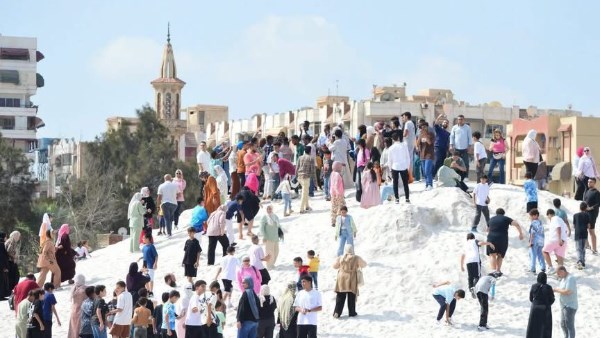 أجواء احتفالية مميزة.. شواطئ بورسعيد وبورفؤاد تستقبل آلاف المواطنين والزائرين
