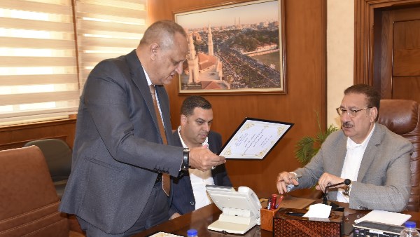 محافظ بورسعيد يعتمد نتيجة الشهادة الإعدادية بنسبة نجاح 79.2٪ و يجري اتصالاً هاتفياً بالأول و الأول مكرر