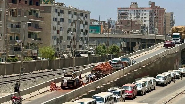 انقلاب مقطورة محملة بالطوب وتعطل الحركة المرورية بمدخل بنها القبلي