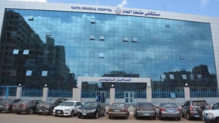 مشادة كلامية وتراشق بالألفاظ بسبب زحام صرف تذاكر المرضي بمستشفى طنطا العام ..وصحة الغربية تحقق | القصة الكاملة