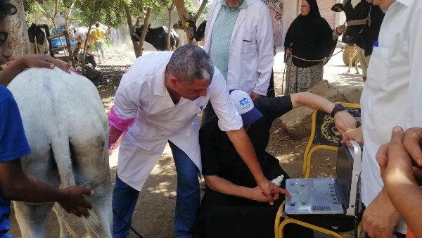 بيطري الغربية: قافلة تقدم الخدمات البيطرية لـ 1745 طائرا وماشية