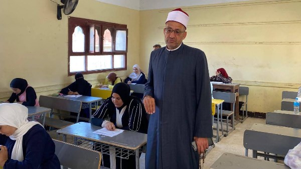 رئيس «كفر الشيخ الأزهرية» يتابع امتحانات الفيزياء للثانوية بلجان فوة ودسوق