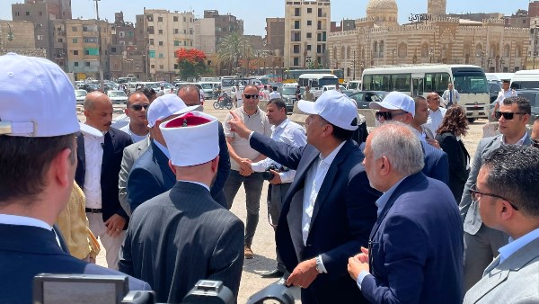رئيس الوزراء يتفقد تطوير المنطقة المحيطة بالسيدة عائشة