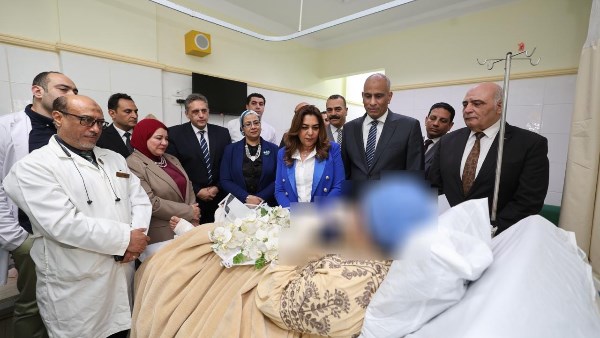 وزيرتا التنمية المحلية ورئيسة القومي للمرأة ومحافظ كفرالشيخ يطمئنون على رئيسة القريةالمعتدى عليها