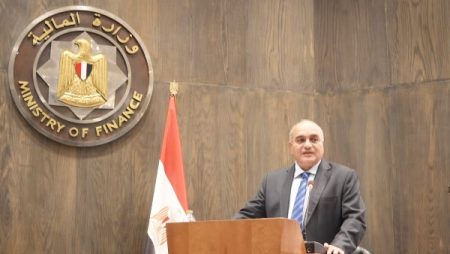 نائب وزير المالية يكرّم الأمهات المثاليات والموظفين المتميزين ورواد العمل | صور
