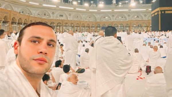 محمد إمام يؤدي مناسك العمرة.. ويشارك جمهوره صورة من أمام الكعبة