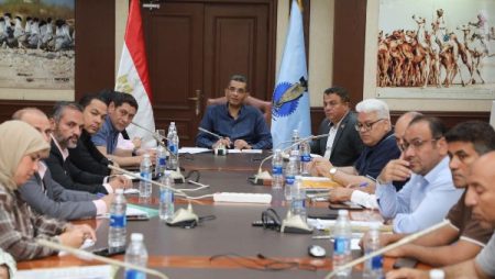 محافظ البحر الأحمر يوجه بسرعة إنجاز مشروعات البنية التحتية والخدمية بالغردقة ورأس غارب
