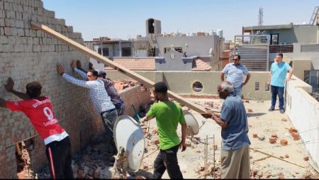 إزالة بناء مخالف لدور خامس دون ترخيص بمنطقة الدهار في الغردقة