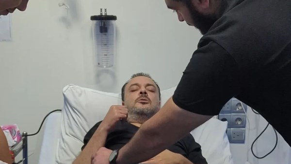بعد أزمته الصحية.. سامح صفوت يثير الجدل برسالة مؤثرة من المستشفى