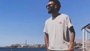 من أمام البحر ..حسين الشحات يشارك جمهوره الاجواء الصيفية