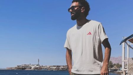 من أمام البحر ..حسين الشحات يشارك جمهوره الاجواء الصيفية