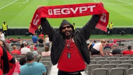 بالهتاف والتشجيع.. أحمد سعد يساند منتخب مصر في المونديال