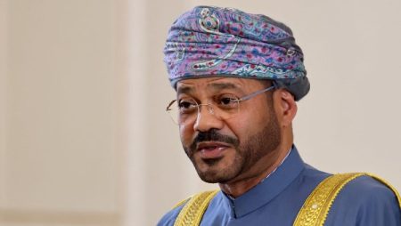 وزير خارجية عمان: ملتزمون بالقانون الدولي و المرور الآمن عبر مضيق هرمز دون رسوم