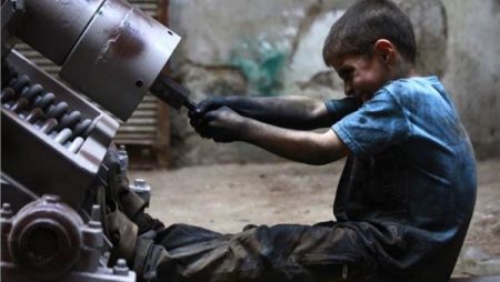 الأطفال بين المدرسة وسوق العمل.. من يسرق أحلام الصغار؟