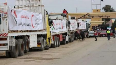 استئناف إدخال شاحنات المساعدات الإنسانية إلي قطاع غزة