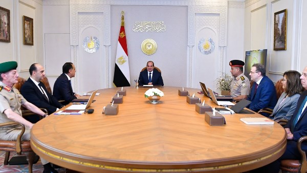 الرئيس السيسي يشدد على ضرورة مواصلة العمل لتطوير الجهاز الإداري للدولة
