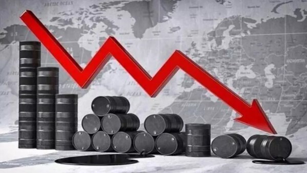 النفط يتراجع مع عودة تدفقات الخام عبر مضيق هرمز بعد الاتفاق الأمريكي الإيراني
