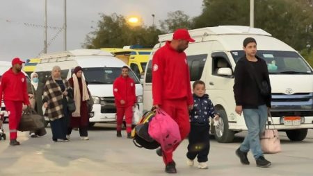 معبر رفح يستقبل دفعة جديدة من العائدين الفلسطينيين إلى غزة
