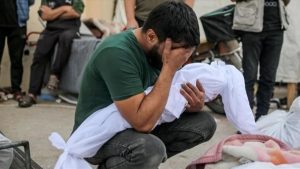 استشهاد طفل فلسطيني وإصابة آخرين جراء قصف إسرائيلي جنوب قطاع غزة