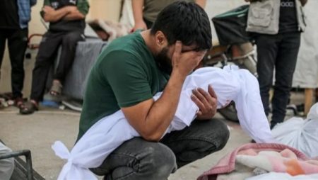استشهاد طفل فلسطيني وإصابة آخرين جراء قصف إسرائيلي جنوب قطاع غزة