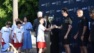 طفل مصري يحقق حلمه ويحمل كرة مباراة مصر ونيوزيلندا
