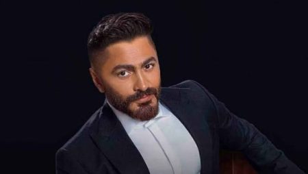 ربنا يصبرك .. تامر حسني يقدم التعازي لـ محمد هنيدي في وفاة شقيقه