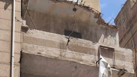 بعد إصابة طفلين وإغلاق الشارع .. النيابة الإدارية تُعاين موقع انهيارٍ جزئي لعقار في مطوبس | صور