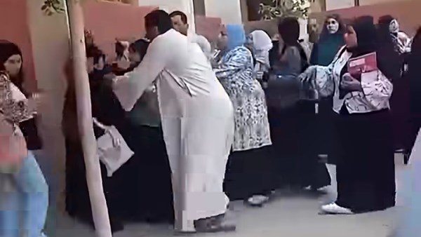 بسبب منع الغش.. فيديو صادم لاعتداء أولياء أمور على معلمة داخل مدرسة