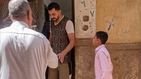 والده قفل الباب في وشه .. فيديو لطفل يثير غضب السوشيال ميديا