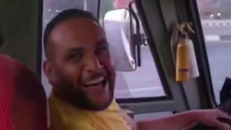 مشهد صادم على دائري المنيب وتهديد بالموت .. سائق تريلا يرقص أثناء القيادة