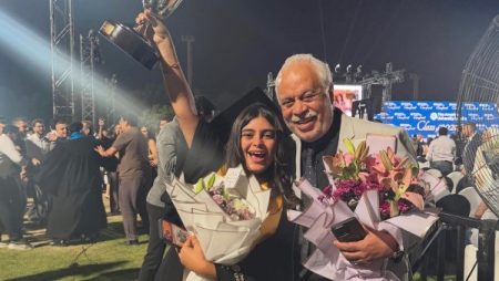 أجواء عائلية مؤثرة.. أشرف زكي وروجينا يحتفلان بتخرج ابنتهما من الجامعة