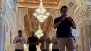 نطقَ الشهادتين .. تركي آل الشيخ ينشر فيديو للنجم الأمريكي «إسبوزيتو» أثناء أداء الصلاة | شاهد