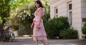 17 فساتين صيفية فضفاضة تجعل انتفاخ الظهر تختفي عمليًا – بسعر يبدأ من 11 دولارًا