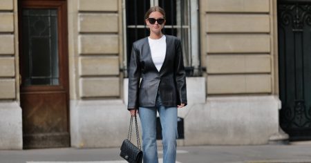 وفقًا لـ London Rich Moms، يعتبر الجينز ذو الساق المستقيمة هو المظهر الأنيق السهل لعام 2026