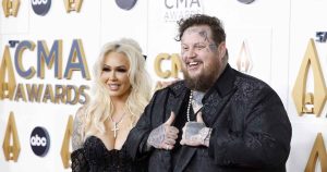 Bunnie Xo تغني عن Heartbreak وتقول إنها ستستعيد “تألقها” وسط انفصال جيلي رول