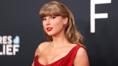 تحضر تايلور سويفت حفل توزيع جوائز جرامي السنوي السابع والستين في 02 فبراير 2025 في لوس أنجلوس، كاليفورنيا.