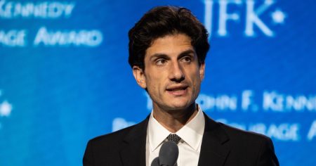 هل فاز حفيد جون كينيدي، جاك شلوسبيرغ، بالانتخابات التمهيدية للكونغرس؟ كشفت النتائج