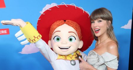 تايلور سويفت ترتدي فستانًا حالمًا مستوحى من الغرب في العرض الأول لفيلم Toy Story 5 في لوس أنجلوس