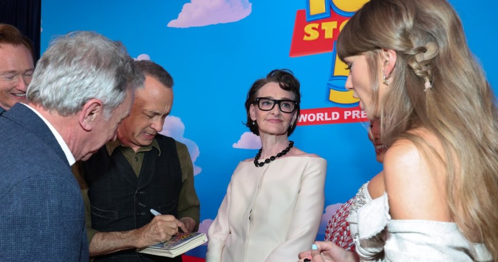 طلبت تايلور سويفت من توم هانكس التوقيع على VHS لـ “Toy Story” في لحظة جميلة في العرض الأول لفيلم “Toy Story 5”
